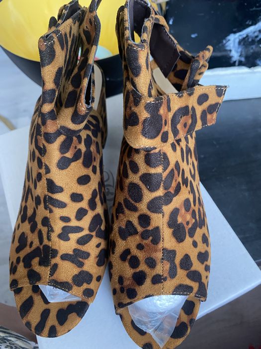 Sandqle din inlocuitor de piele intoarsa