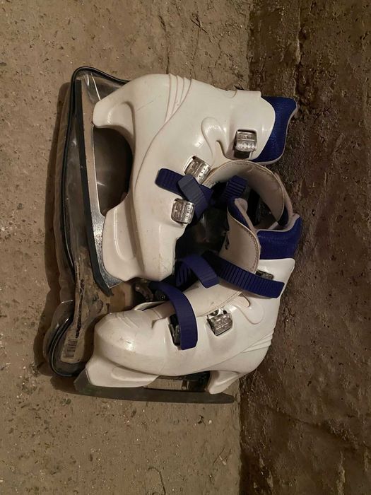 Vand patine albe   ptr fete marimea 37 , sunt in stare buna