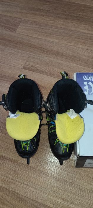 Коньки прогулочные с хоккейным лезвием.