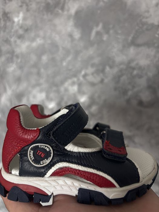 Продам сандали Tiflani