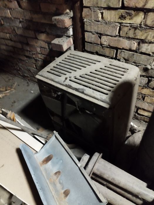 Стара печка на нафта или твърдо гориво