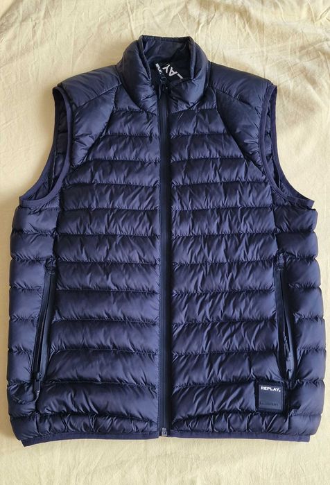 Vesta neagra Replay