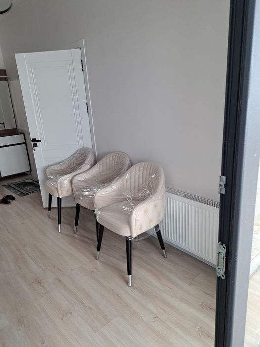 Мебель, комплект- стол и стулья для гостиной или кухни