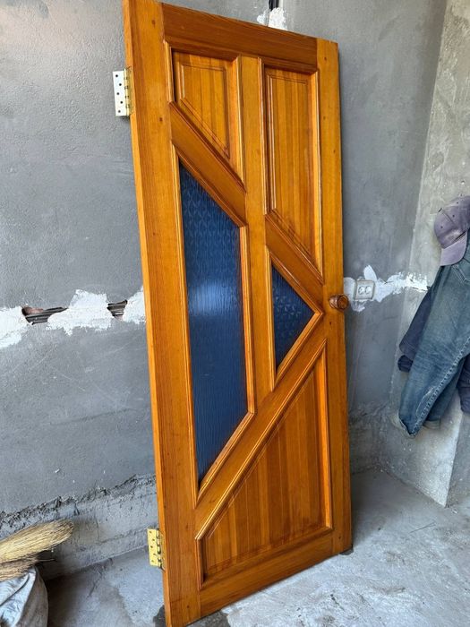 Продам межкомнатную деревянную дверь