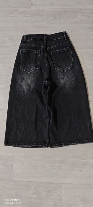 Бэгги шорты в черной расцветке.