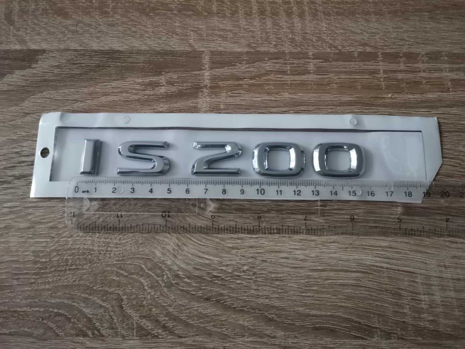 сребрист надпис Lexus IS 200