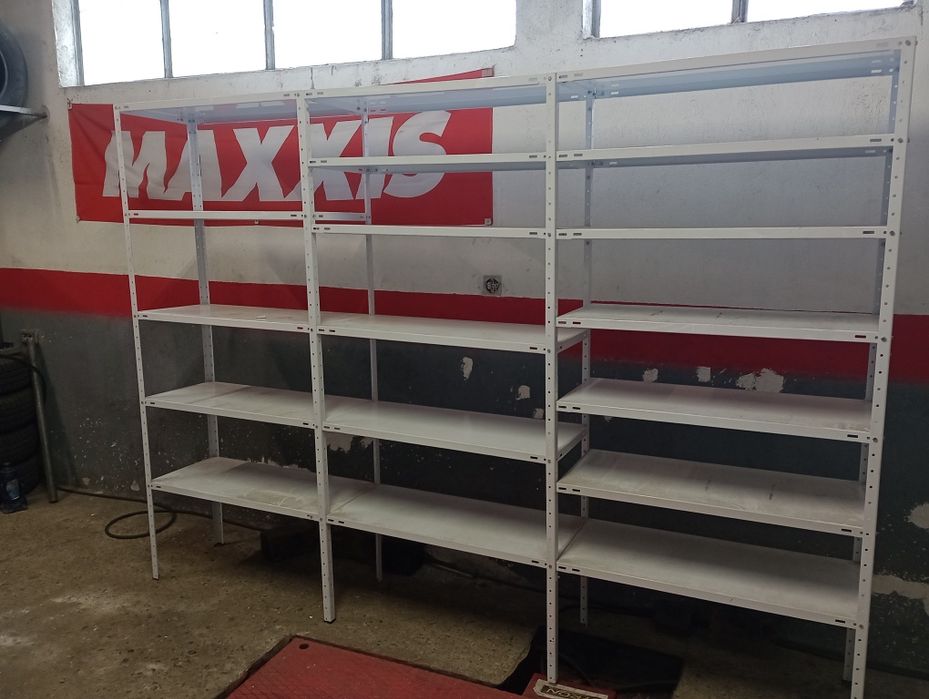 Метални стелажи с по 6 рафта