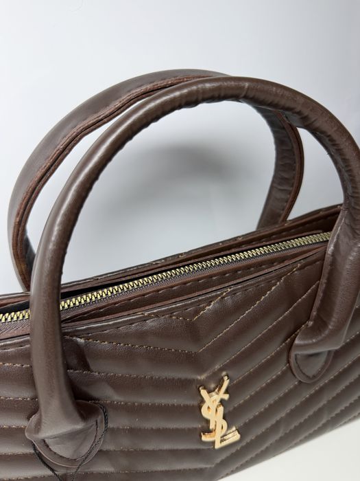 Geantă Yves Saint Laurent nouă, neutilizată, în stare impecabilă.