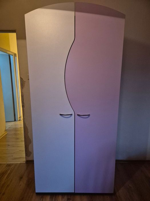 Продавам разтегателен диван и гардероб