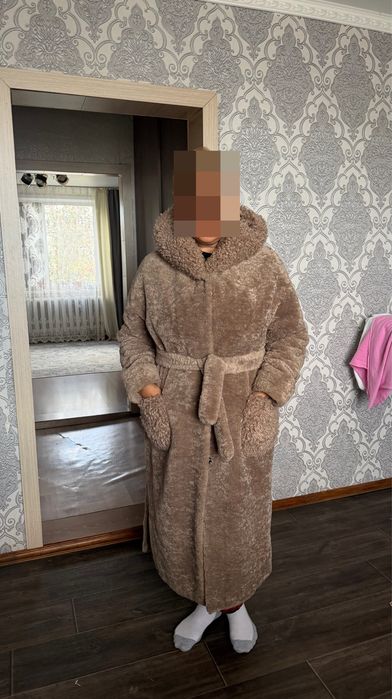 Стильная и теплая шуба с капюшоном