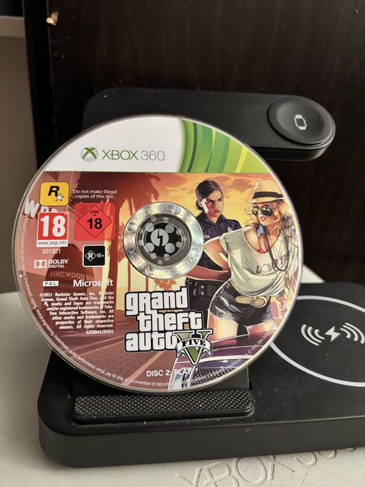 Xbox 360 alb + controler wireless + dock Venom + GTA V