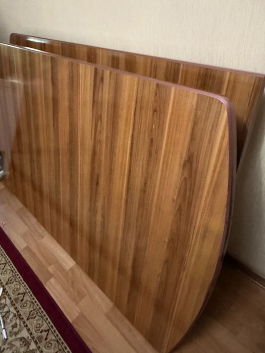 Продается стол для гостиной комнаты