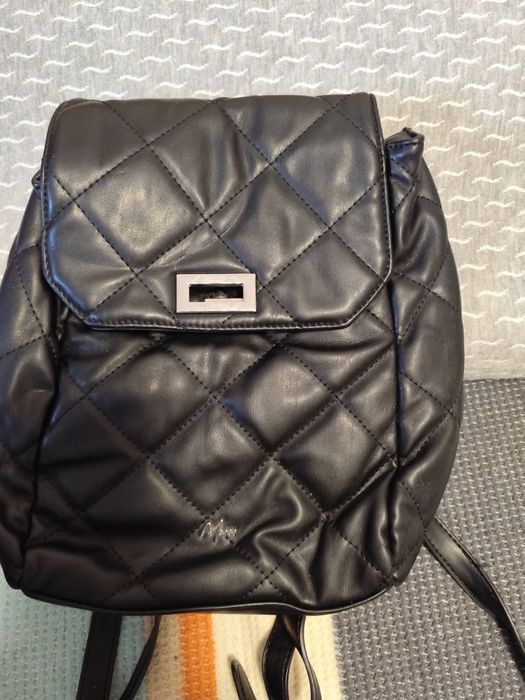 Дамска черна раничка