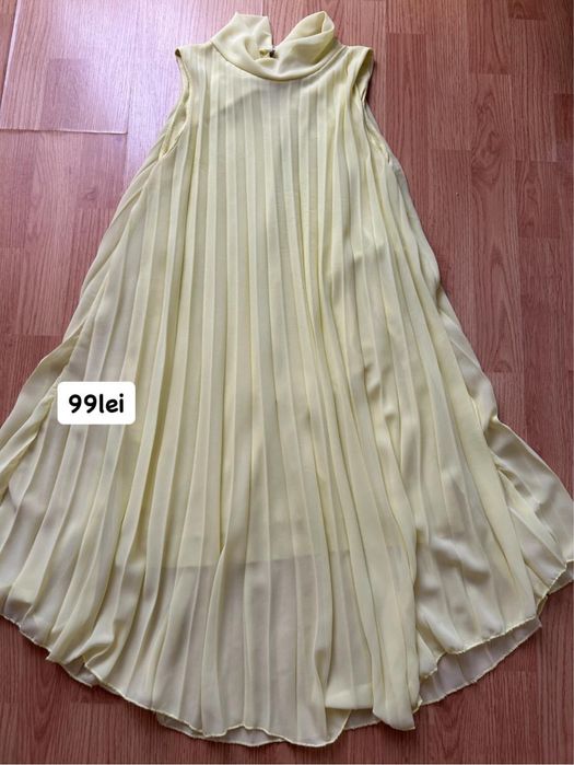 Se vand urmatoarele haine. In stare ft buna!