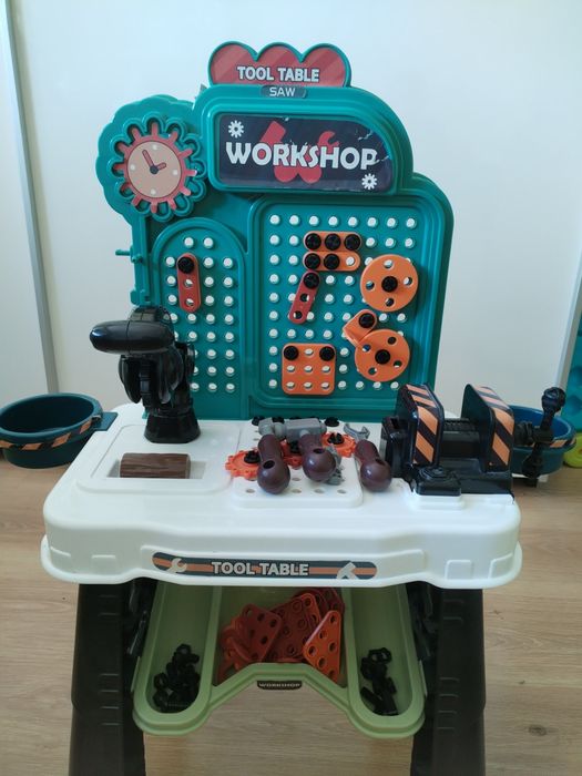 Детска маса с инструменти