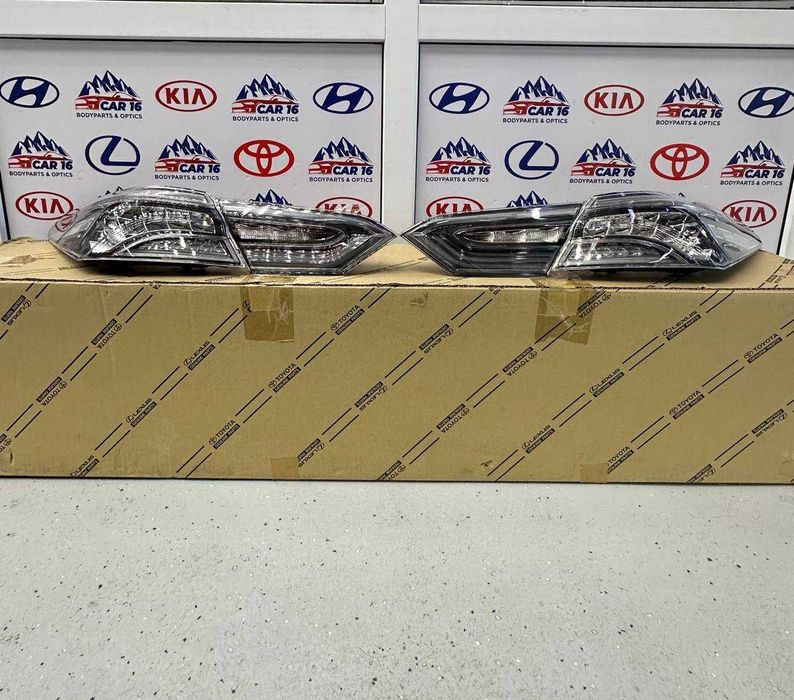 TOYOTA CAMRY 70/75 Комплект задних фонарей прозрачные