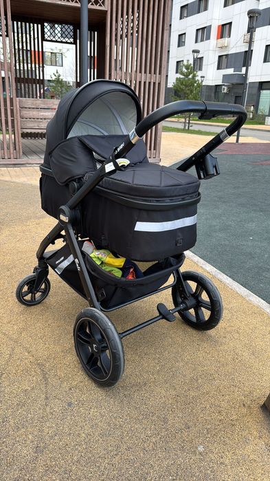 Коляска черного цвета