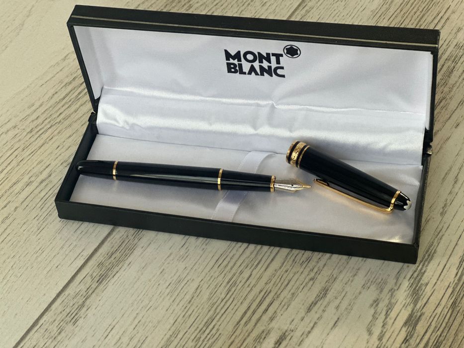 Stilou Mont Blanc negru cu auriu, penita aurie si argintie, rezerva/ce
