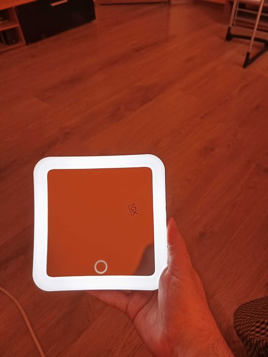 Акумулаторно козметично огледало