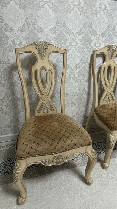 Гостиный стол с 12 стульями