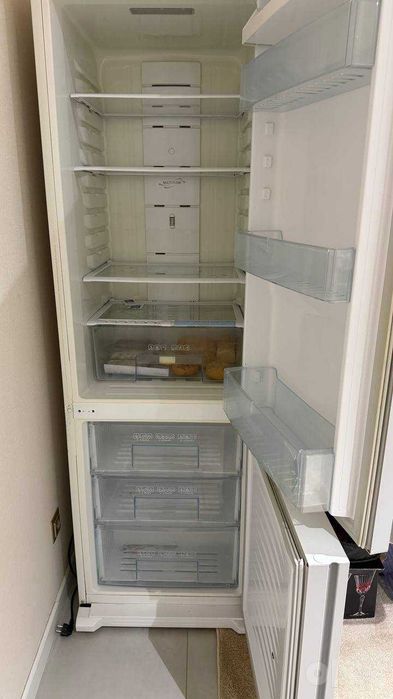 Продается двухкамерный холодильник