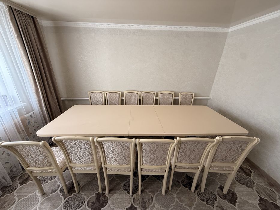 Обеденный стол со стульями