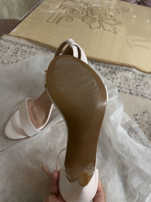 Продаю новые белые туфли