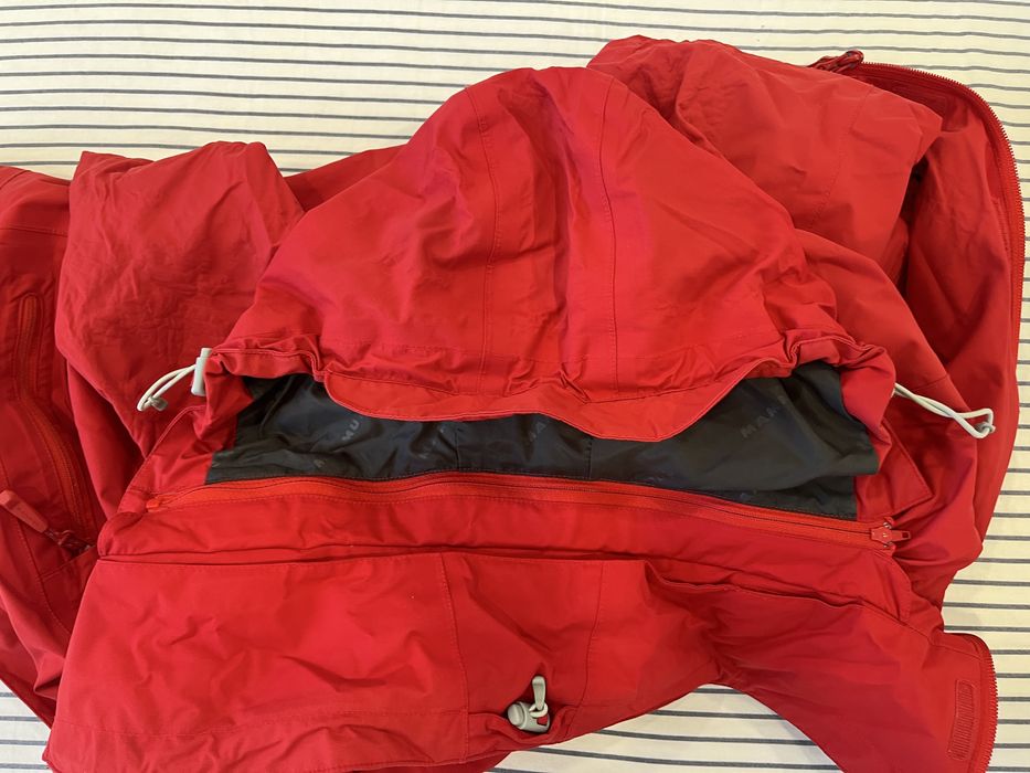 Оригинално дамско водонепромокаемо яке Mammut размер М