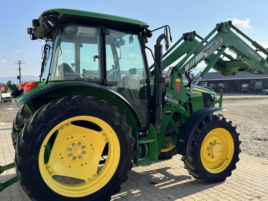 Tractor John Deere 5085M cu  incărcător frontal