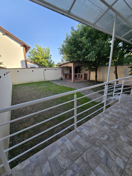 Inchiriez casa zona Dedeman
Aceasta proprietate cu parter si etaj se i