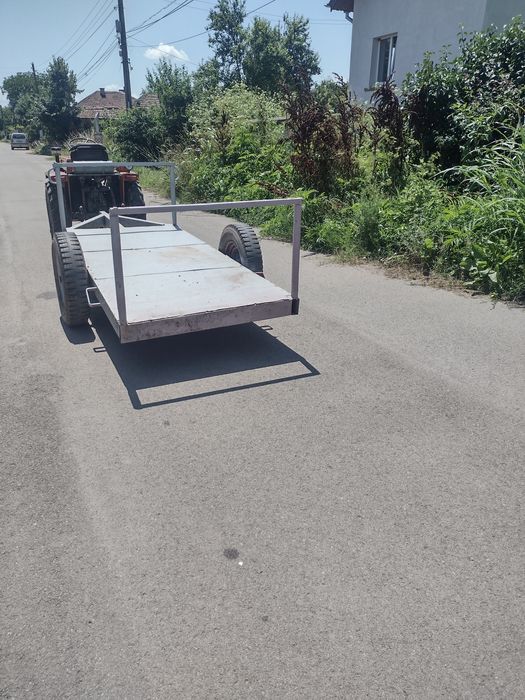 Голямо ремарке за автомобил или джип или трактор.