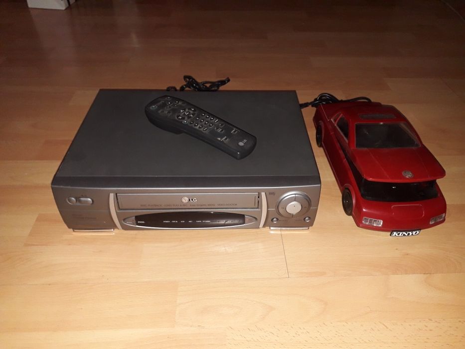 Video + mașinuță de derulat casete video!