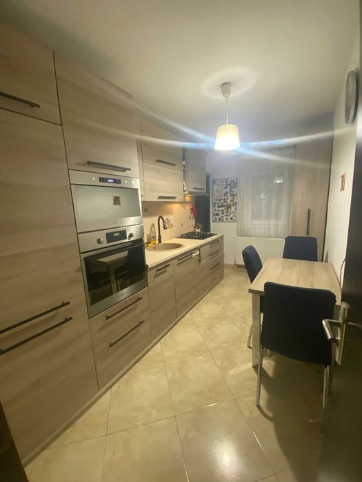 De inchiriat apartament 3 camere, 2 bai - Central