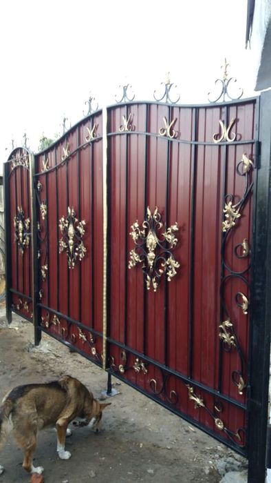 Ворота,заборы,качели.