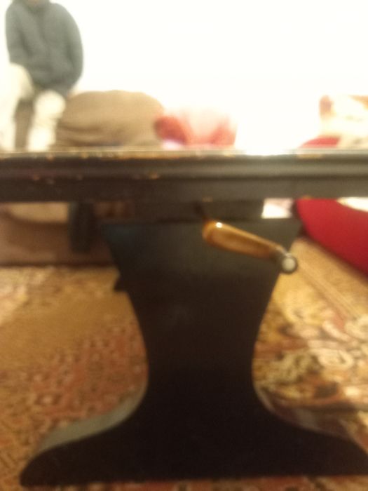 Masă cu sistem de ridicare și coborare