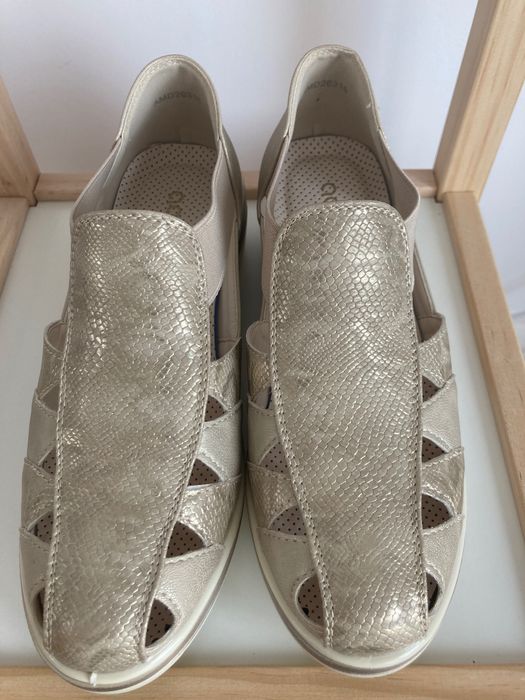 Pantofi cu decupaj, noi