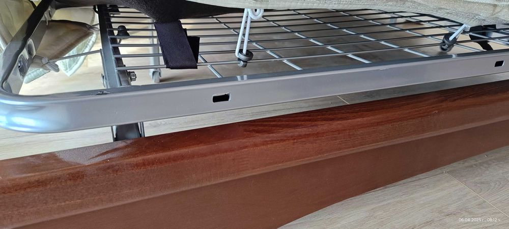 Италиански разтегателен диван от масивно дърво.