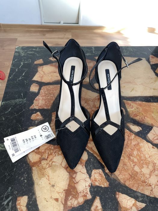 Pantofi cu toc noi cu eticheta