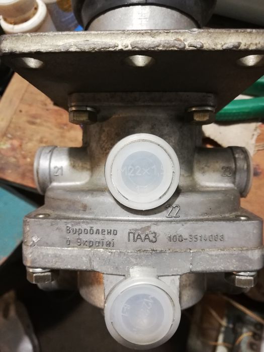Продам кран тормозной Камаз ПАЗ