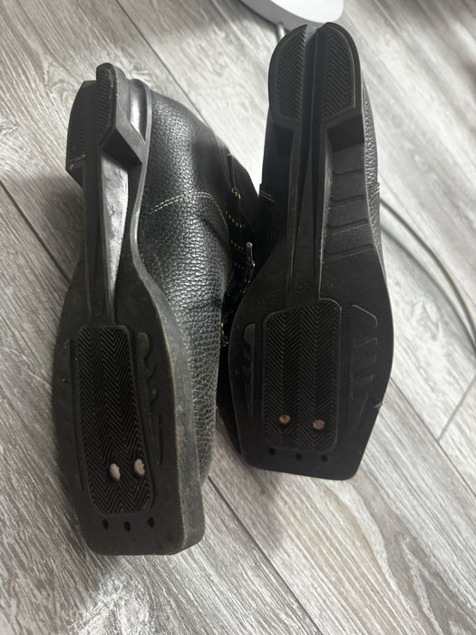 Коньки и лыжные ботинки