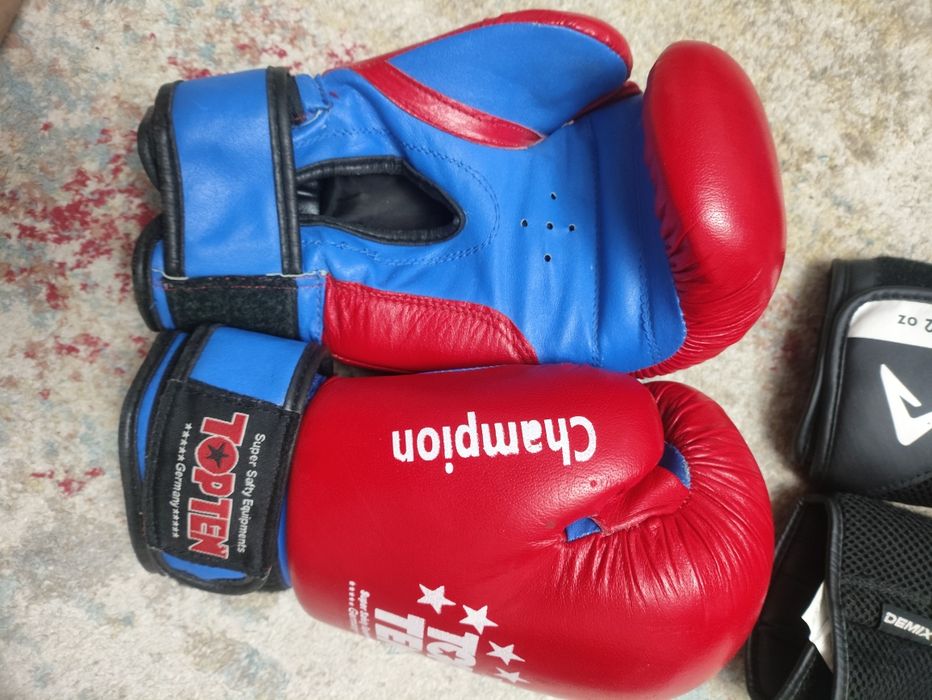 Астана боксерские перчатки и шлем