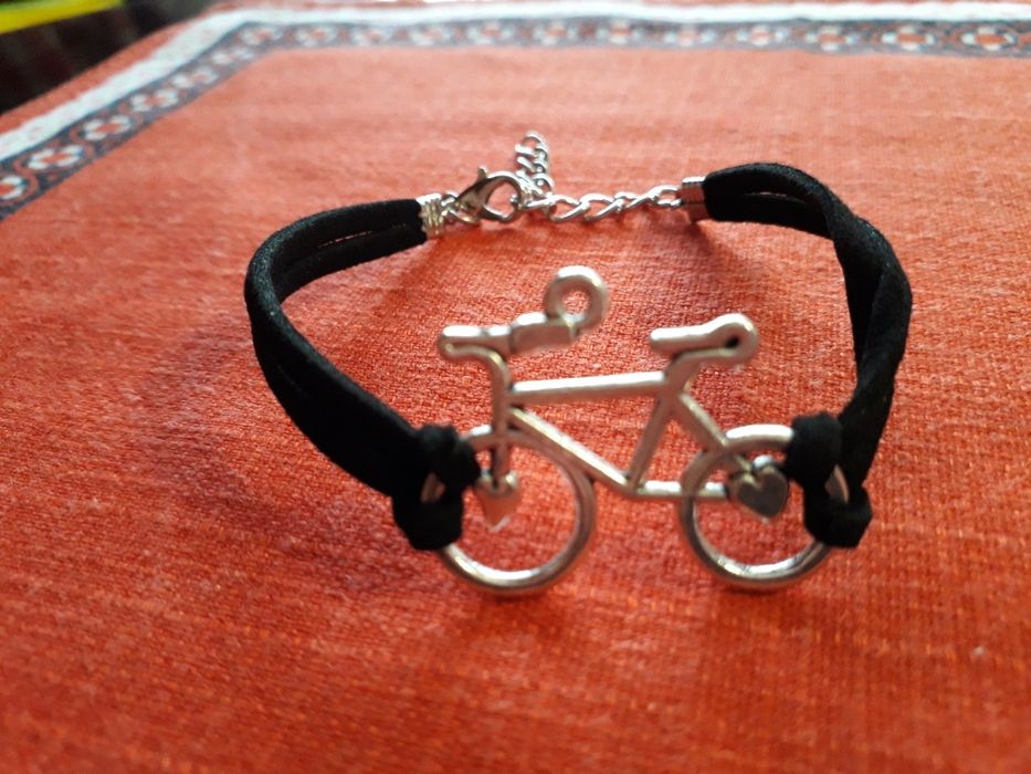 Кожена гривна с метален елемент - колело