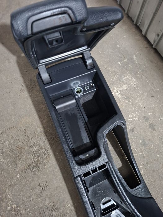Cotiera consola centrala BMW E90 E91 E92 E93
