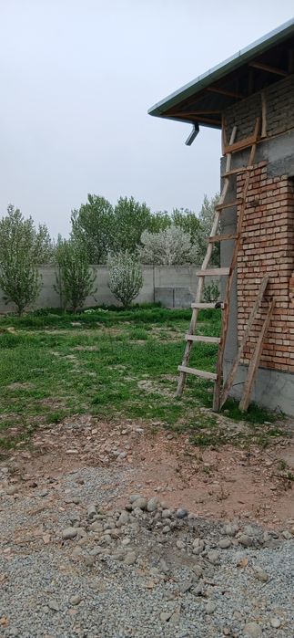 Окарикда 5,30 сотих 4 хона уйи бор коробка  холатида булган  ховли сот