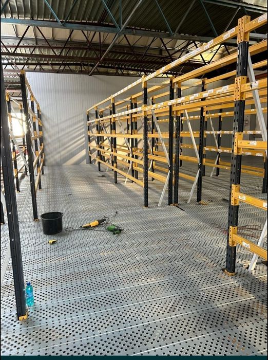 Rafturi metalice cu plasa sau polițe