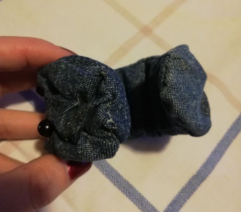 Дънкова гривна с черни перли