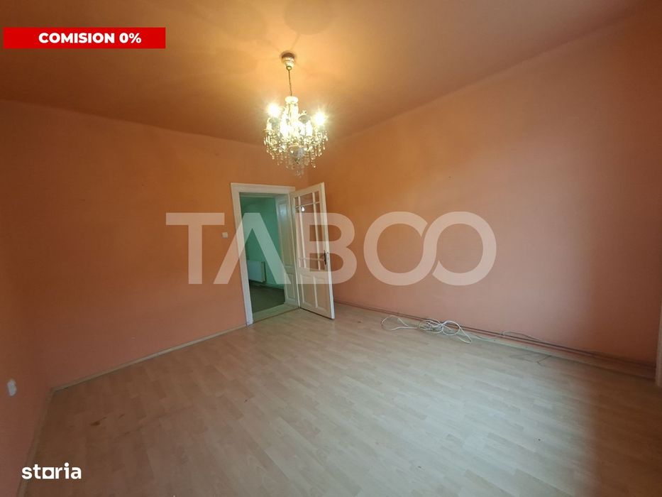 Apartament la casa de vanzare 2 camere garaj curte comuna cu 2 vecini