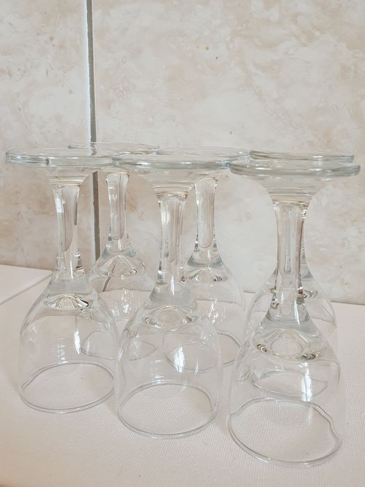 Set elegant de 6 pahare din sticlă transparentă, noi și nefolosite.