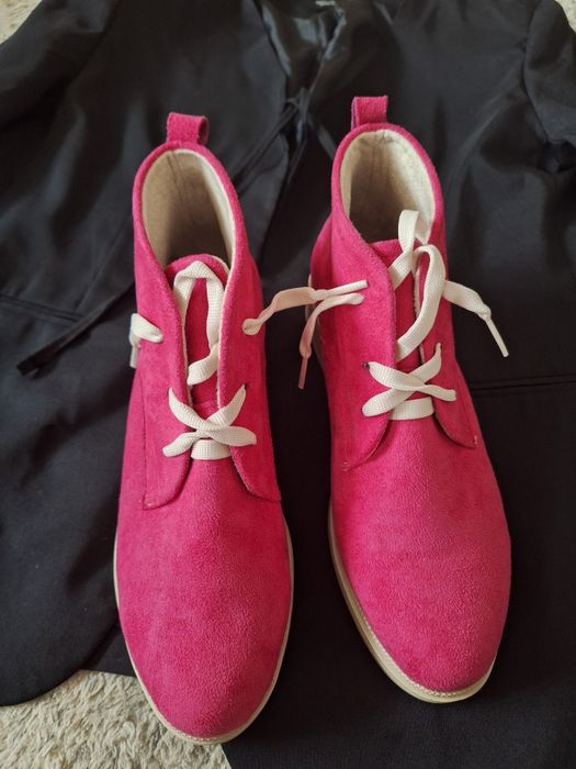 Нови розови боти