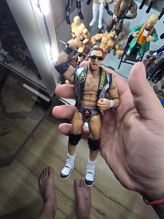 Продавам кеч фигурка